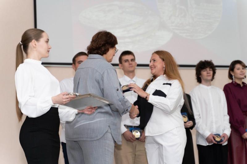 70 выпускников самарских колледжей и техникумов наградили медалями губернатора "За особые успехи в профессиональном образовании"