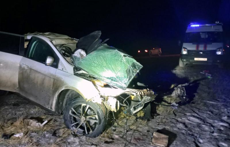 В Самарской области при столкновении грузовика и двух легковушек погиб водитель