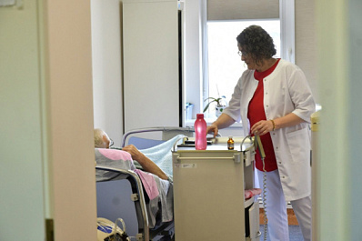 Родственники пациентов смогут посещать больницы круглосуточно