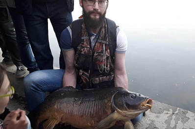 Карпа весом 15 кг поймали в озере самарского парка Металлургов