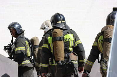 28 человек тушили горящую постройку в Кировском районе