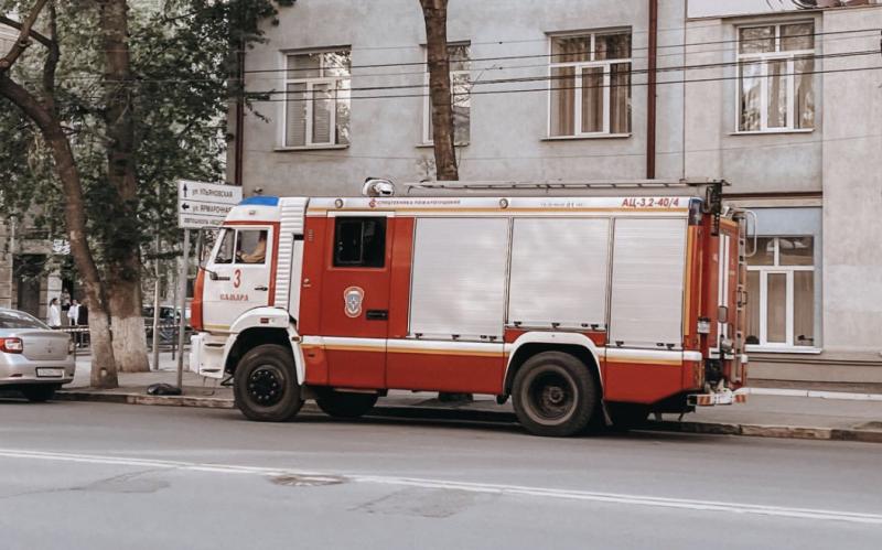 В Тольятти ночью вспыхнул автомобиль, огонь повредил и соседнюю иномарку