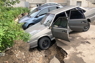 В Самаре автомобили провалились под землю