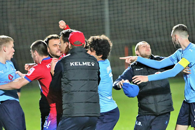 Матч "Крыльев Советов" и "Бораца" завершился массовой дракой