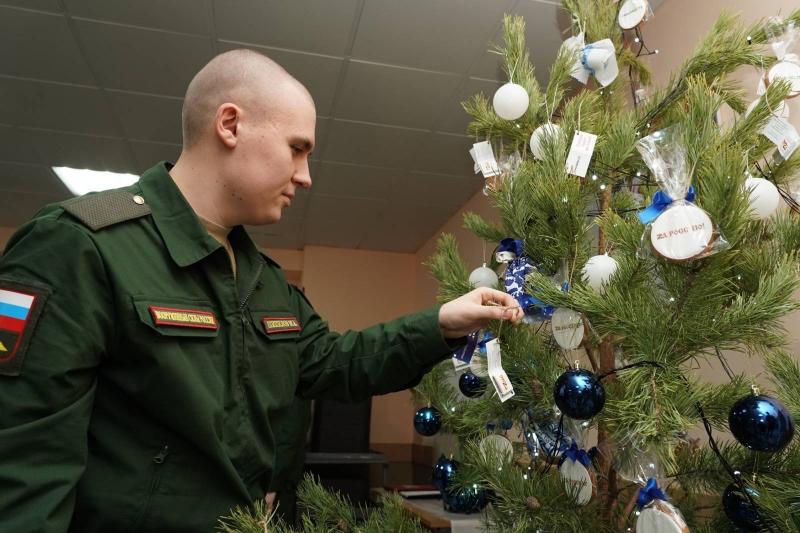 Новогоднее настроение: в воинских частях Самарской области проходит региональный этап проекта "Елки России"