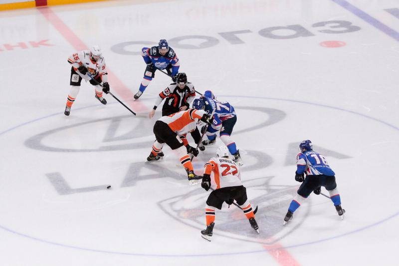 Хоккеисты "Лады" вместе с болельщиками провели субботник