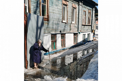 Жители ул. Степана Разина не могут выйти во двор из-за глубоких луж
