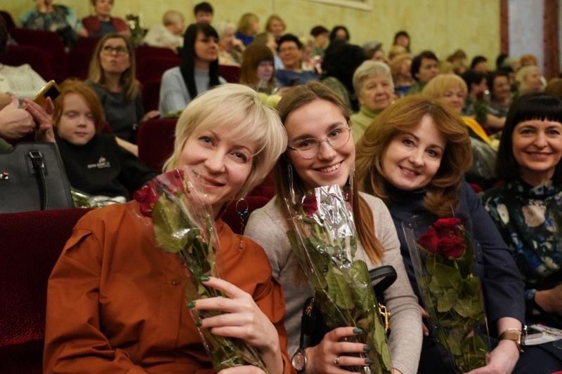 Губернатор Самарской области Дмитрий Азаров поздравил жительниц Тольятти с наступающим Международным женским днем