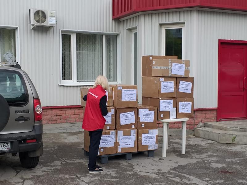 Сотрудники тольяттинской скорой получили более 450 защитных костюмов