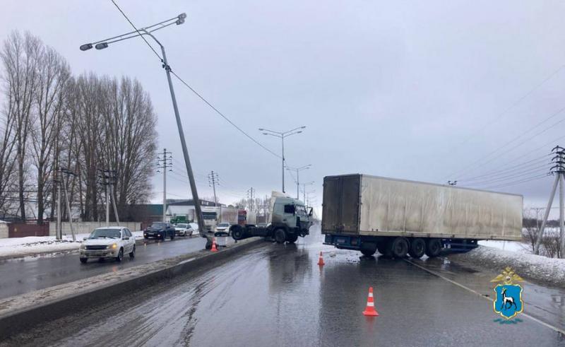 В Самарской области 5 марта грузовик на трассе влетел в ограждение 