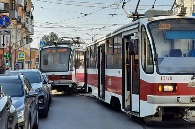 Не вписался в поворот: в центре Самары трамвай сошел с рельсов