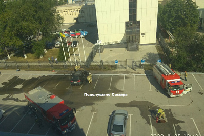 В Самаре возле здания суда девять человек тушили горящую иномарку