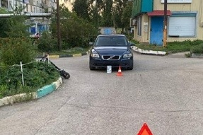 В Самаре 24-летний водитель иномарки во дворе сбил двух детей на электросамокате