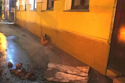 В центре Самары с балкона дома на Венцека рухнула плита