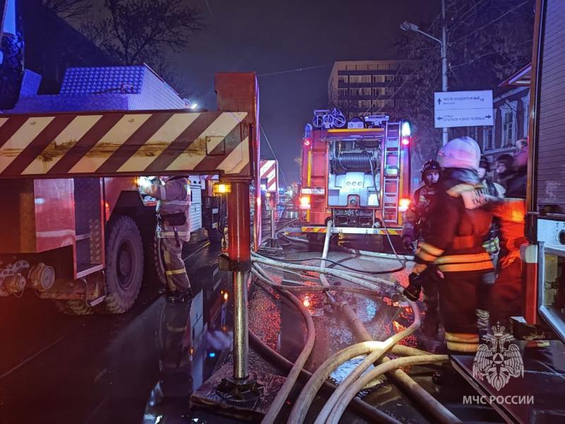 "Людей в беде не бросим!": губернатор Дмитрий Азаров прокомментировал ситуацию с пожаром в доме Челышева
