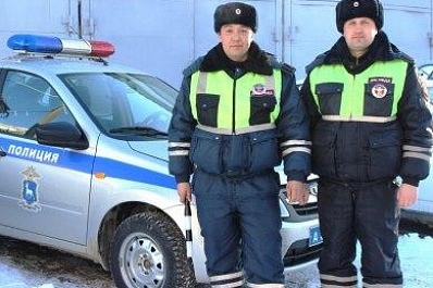 Сотрудники полиции Исаклинского района спасли замерзавших пассажиров автобуса