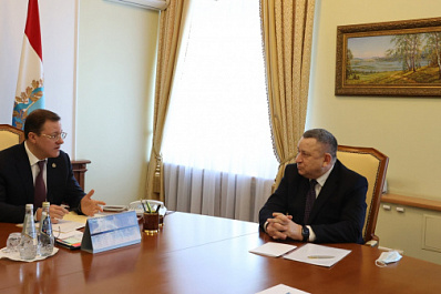 Дмитрий Азаров поблагодарил Александра Ларионова за многолетний труд в Правительстве региона