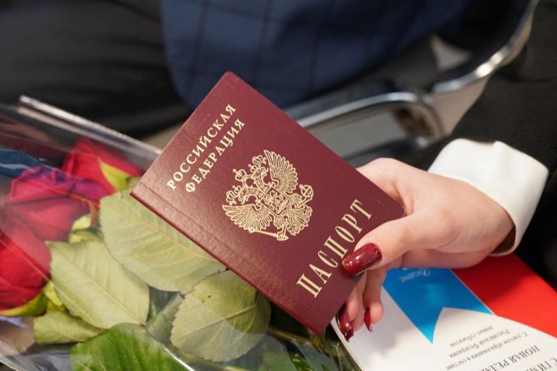 Немецкой активистке Лиане Килинч вручили российский паспорт 