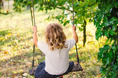 Следователи проверяют информацию о девочке, которую оставили на детской площадке