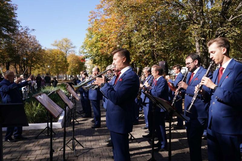 Земляки в иллюминаторе: в Самаре появилась аллея "Отцы космоса"