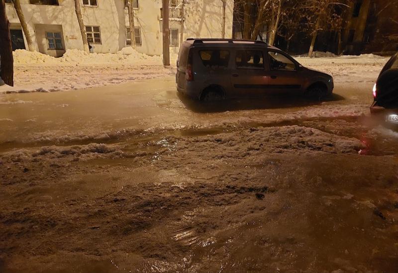 Машины вмерзли в лед: в Самаре на Металлурге затапливает проезжую часть