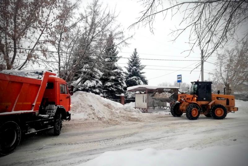 Сосульки на крышах, сугробы на дорогах: в Самарской области продолжается борьба с последствиями снегопадов