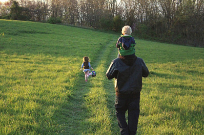 Библейский час, любовь к труду и творчеству: многодетный отец рассказал о воспитании 10 детей