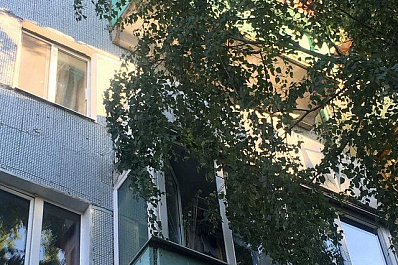 Возбуждённый мужчина выпал с незастеклённого балкона в Сызрани