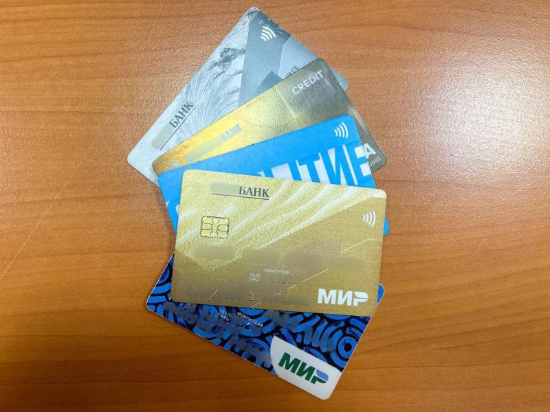 Девушка лишилась почти миллиона рублей, поверив фейковому "сотруднику банка"