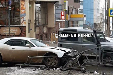 В Самаре культовая дорогая иномарка протаранила забор