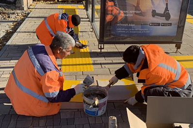 В Самаре у остановок на улице Арцыбушевской уложили тактильную тротуарную плитку