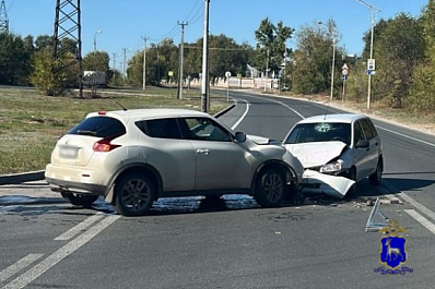 В Тольятти Nissan Juke вылетел на главную дорогу и врезался в "Калину"