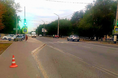 В Сызрани водитель на белой легковушке сбил на тротуаре 13-летнего мальчика и уехал