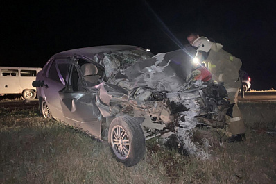Два водителя пострадали из-за столкновения легковушки и трактора вечером 6 августа