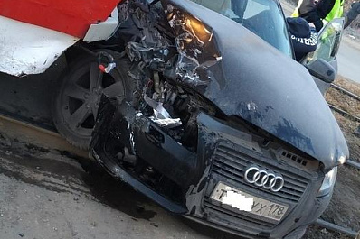 В Самаре трамвай на ходу снес иномарку