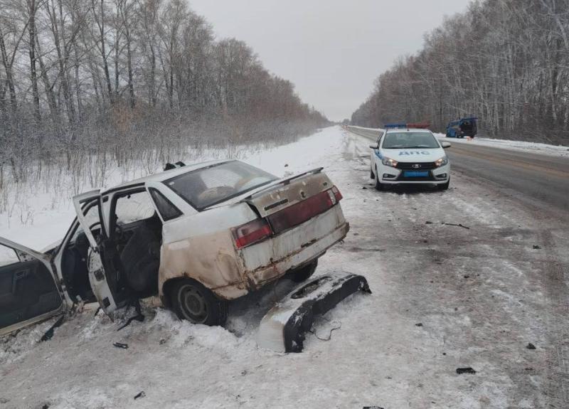 В Самарской области на трассе столкнулись микроавтобус и "десятка"