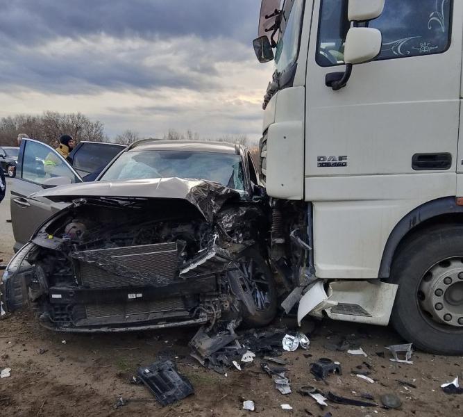 В Самарской области 8 апреля грузовик протаранил легковушку с тремя женщинами