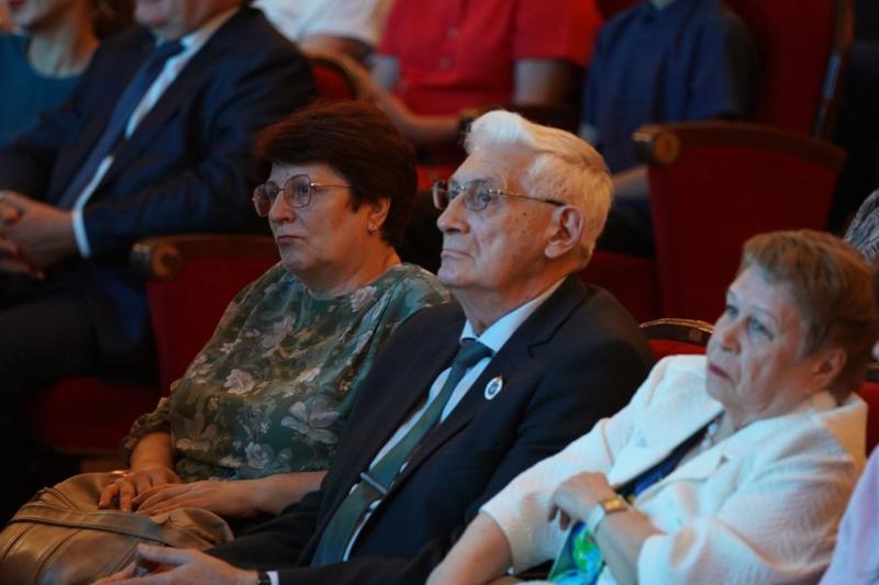 Губернатор Вячеслав Федорищев поздравил медицинских работников области с предстоящим профессиональным праздником