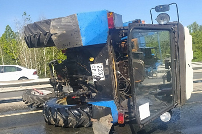 В Самаре утром 21 мая на Волжском шоссе опрокинулся трактор