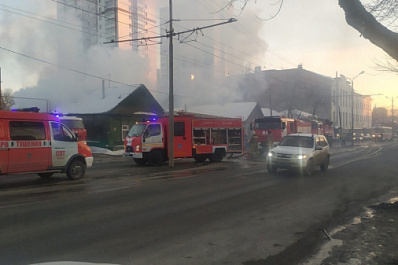 В центре Самары на ул. Арцыбушевской, 155 загорелся частный дом