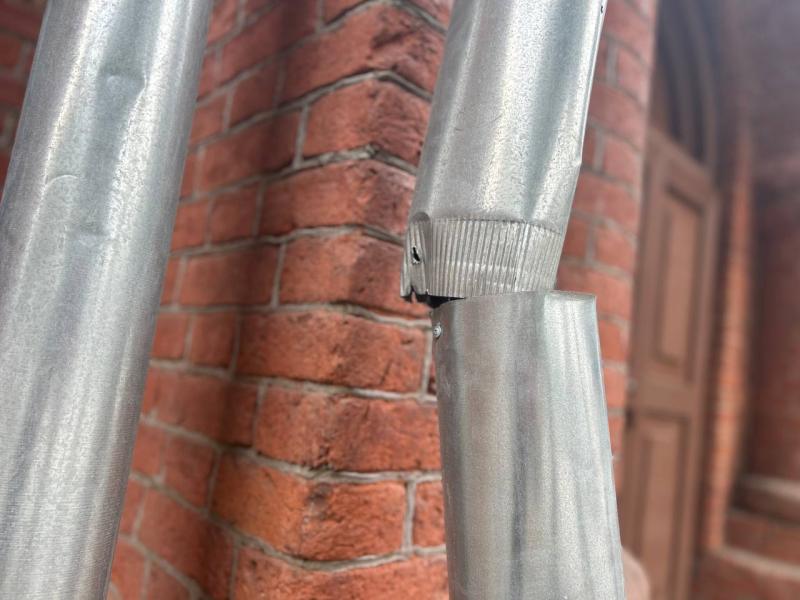 Выпускники разрушили фасад знаменитого дома Челышева