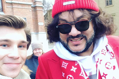 Красное пальто и желтые штаны: Филипп Киркоров прогулялся по Самаре перед концертом