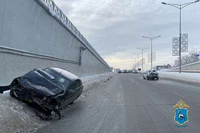 Оба госпитализированы: в Самаре водитель "Приоры" врезался в сломанную "Гранту"