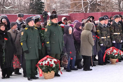 В Самаре возложили цветы к Вечному огню и стеле "Блокадникам и защитникам Ленинграда"