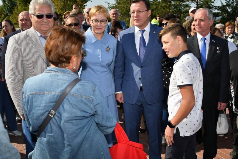 Дмитрий Азаров возложил цветы к памятнику Григорию Засекину