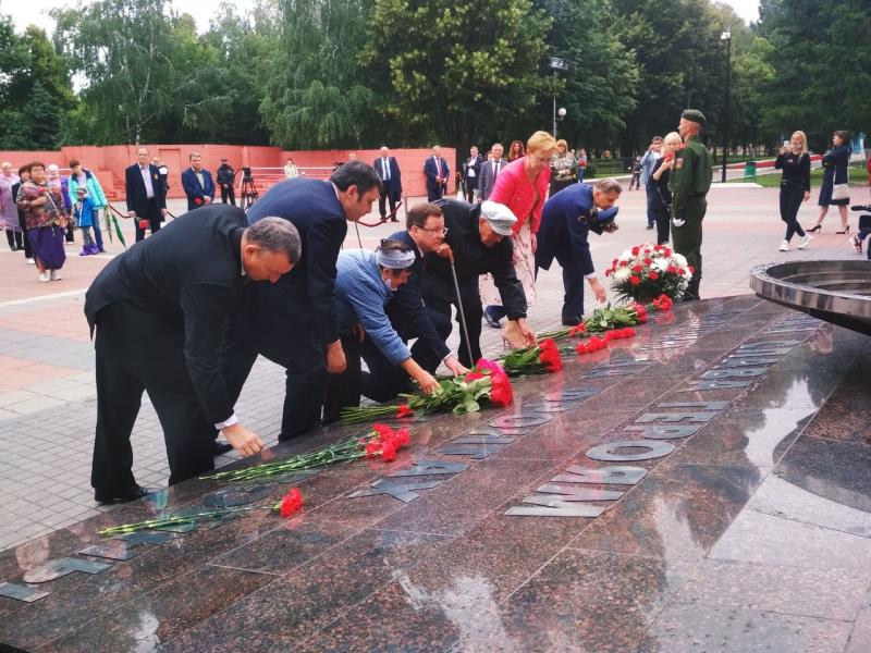 Губернатор Дмитрий Азаров возложил цветы к мемориальной стене в парке Победы