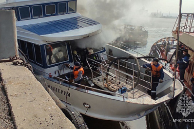 Утром 8 апреля в Тольятти загорелось судно