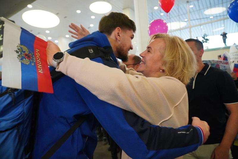 В самарском аэропорту торжественно встретили серебряного призера чемпионата мира по тхэквондо Рафаиля Аюкаева