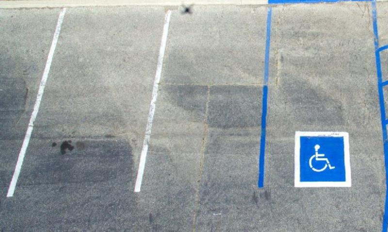 Беременным и многодетным могут разрешить занимать парковочные места для инвалидов 