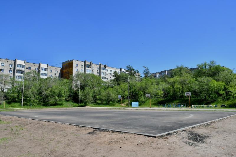 Завлекают в спорт: в Прибрежном строят универсальную площадку
